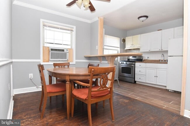 Building Photo - 832 S Greenbrier St