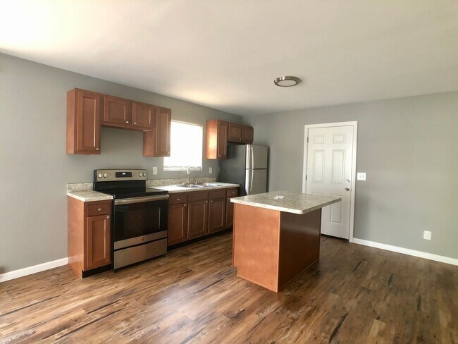 Building Photo - ASHLAND - NICE + Quiet 2 Bedroom Available