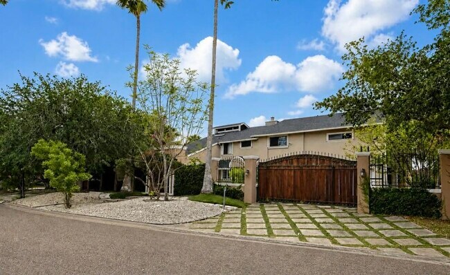 Building Photo - 3110 Jacaranda Dr