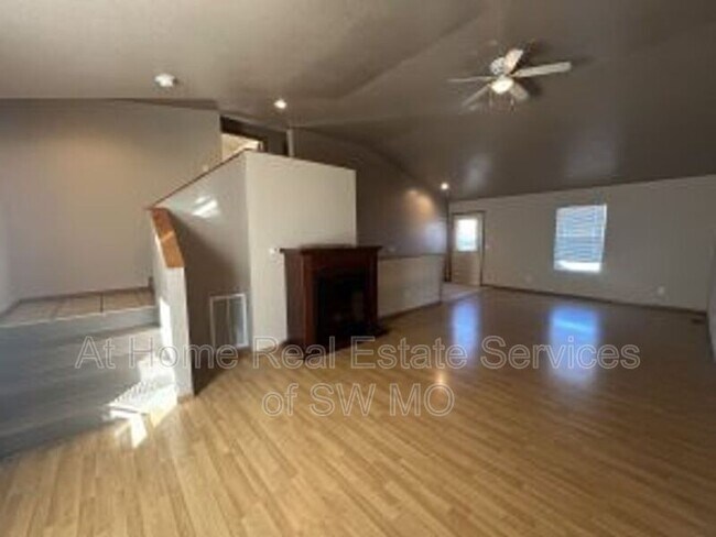 Building Photo - 631 Meadowview Dr