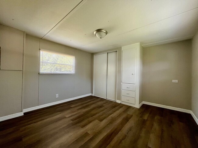Building Photo - 2 Bed 2 Bath Thonotosassa! New paint throu...