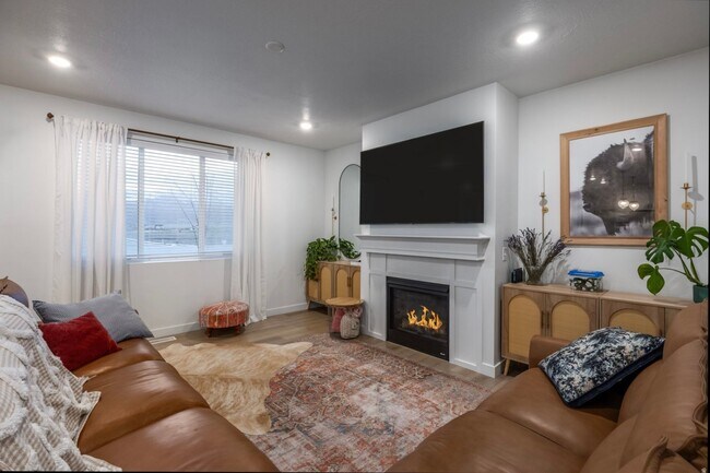 Building Photo - 5189 N Willow Tree Rd