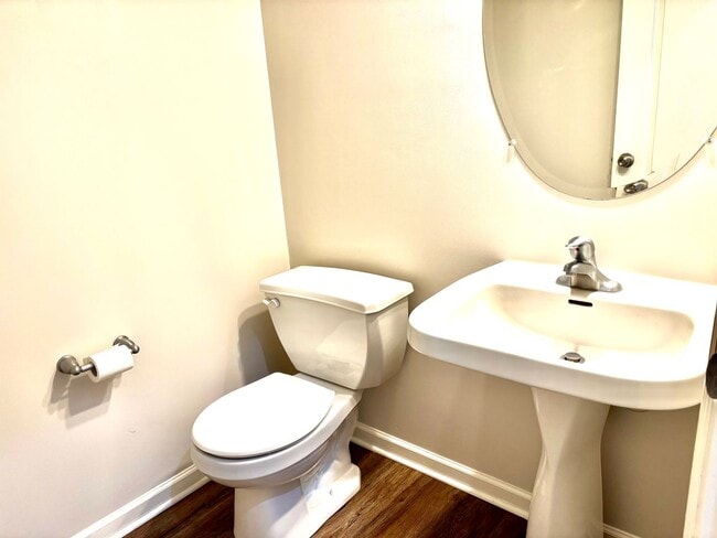 Building Photo - Don't miss out on this great 3 bed 3.5 bath townhouse with tons of amenities!