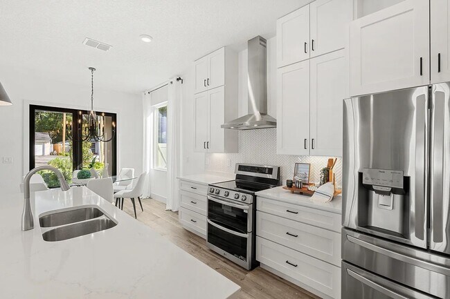 Building Photo - COLLEGE PARK EXECUTIVE HOME