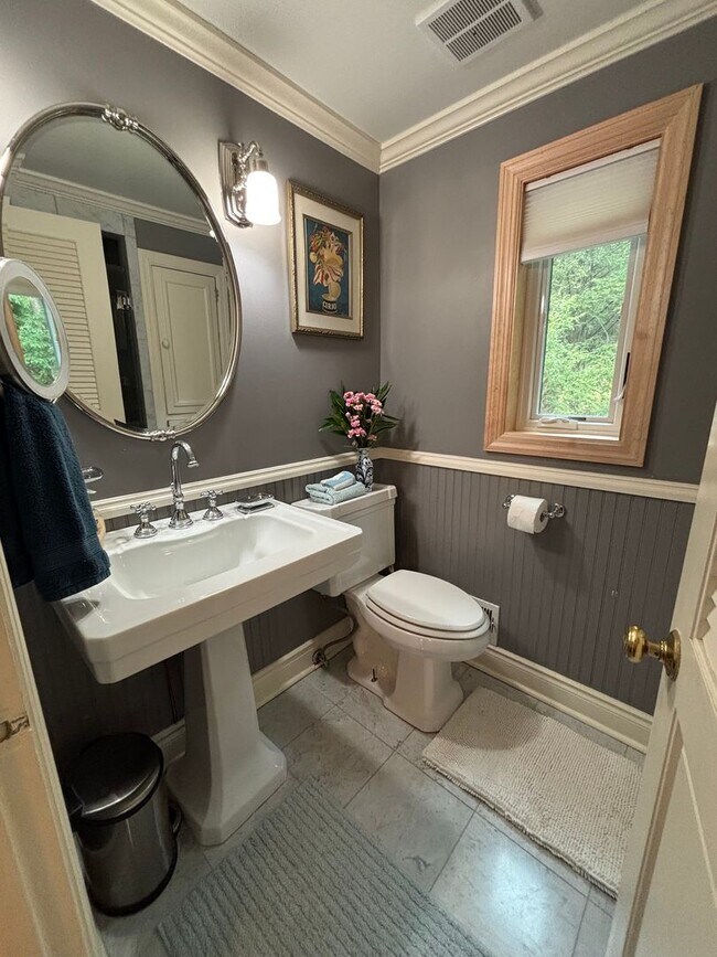 Building Photo - Beautiful 4 Bedroom Home In Mt. Lebanon!