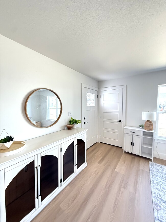 Building Photo - 1162 W Cato Springs Rd