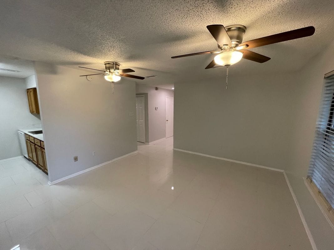 Building Photo - 390 Guzzardo Ln