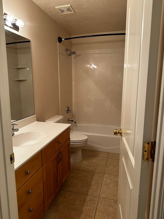 Building Photo - 613 Mesa Vista Dr