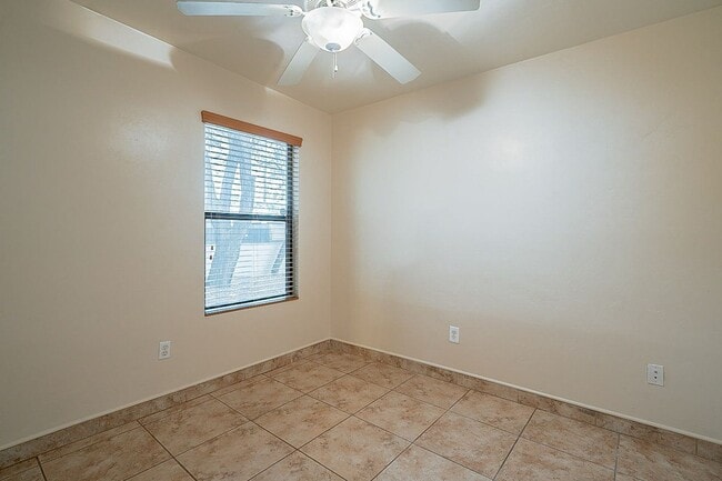 Building Photo - 928 E 6th St