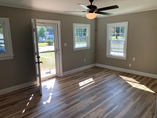 Building Photo - Like New Construction - Premium Finishes T...