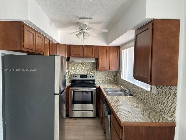 Building Photo - 2580 Coral Springs Dr