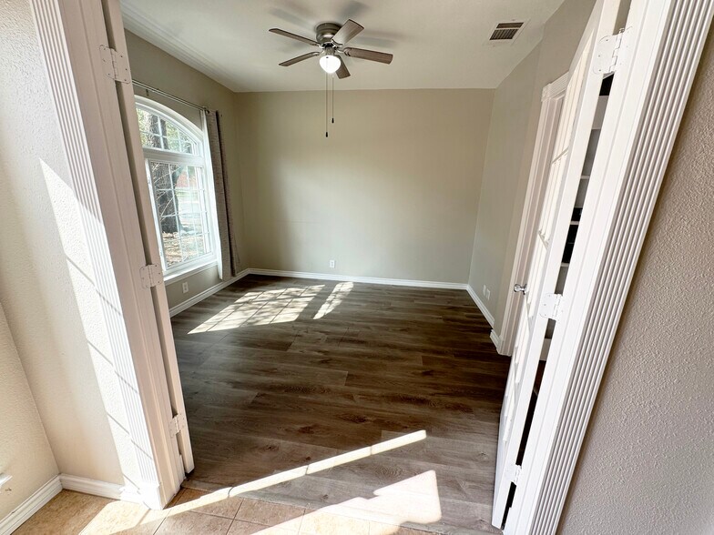 Building Photo - 5042 Cleves St