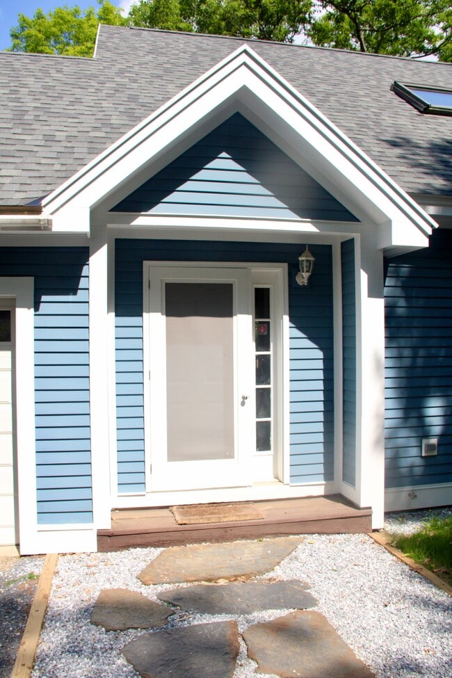 Building Photo - 202 N Ridge Run
