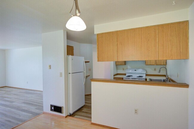 Building Photo - For Lease Edmonds - 900 Sq. Ft Two bed-One/Bath Duplex