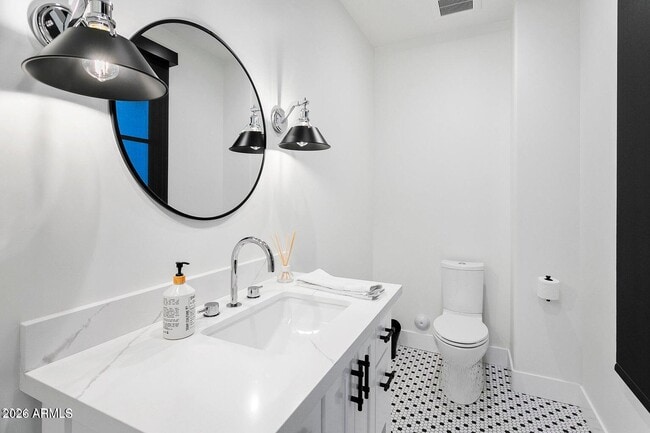 Building Photo - 6718 E San Juan Ave