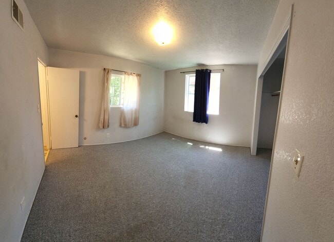 Building Photo - 4 bed 3 baths!  House ideally located close to campus, shopping, Bishop Peak