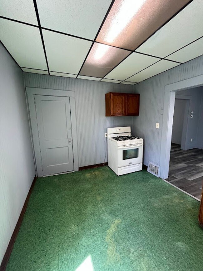 Building Photo - 3 Bedroom 1 Bathroom Home Rent Ready