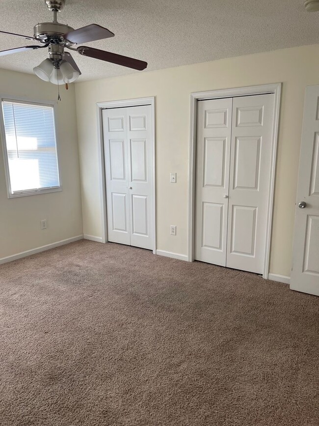 Building Photo - 2 Bdrm/1 Full & 2 Half Bath Condo ? Gray/J...