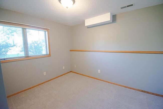 Building Photo - Pristine, Bright, and Move-In Ready in SW Rochester!