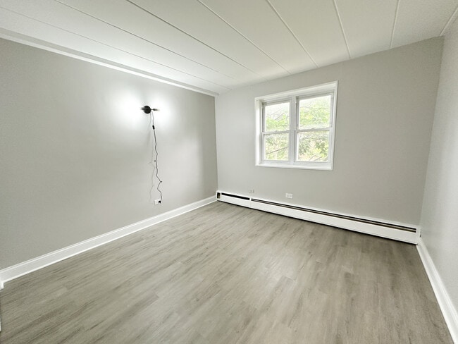 Building Photo - 2035 W Granville Ave