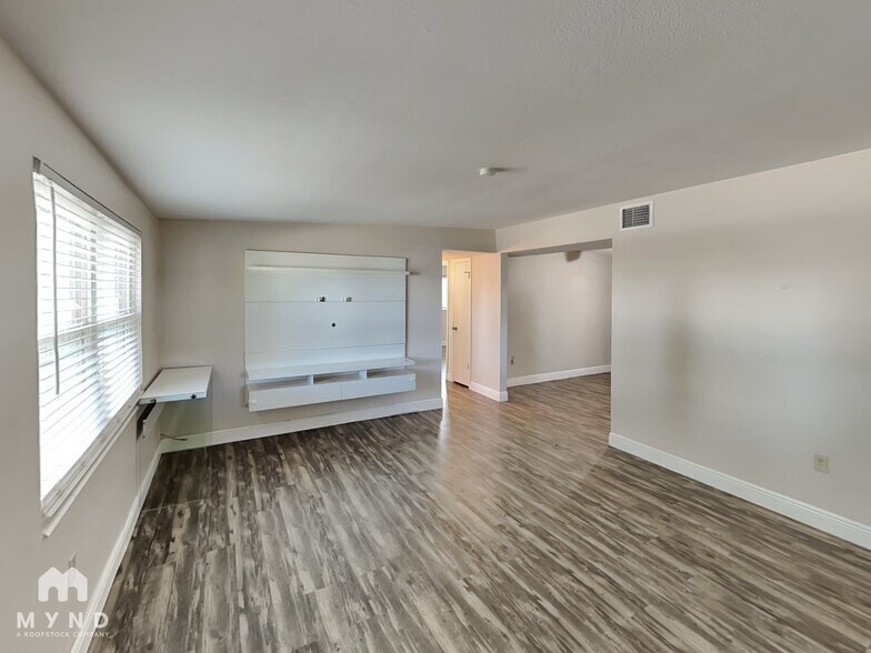 Building Photo - 14 Lamplight Ln