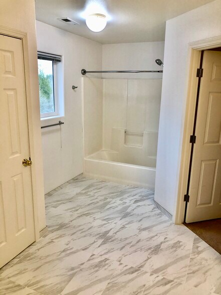 Primary bath with view - 1552 SE Ripplewood Ave