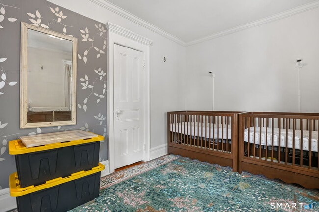 Building Photo - 8 Quintard Ave