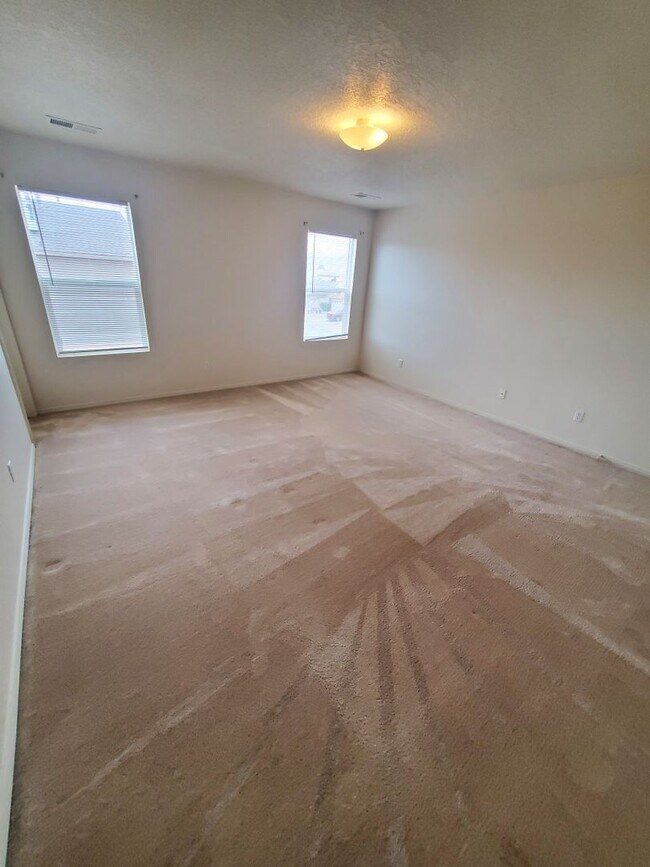 Building Photo - Stunning 2 story 2575 sq ft home- New Carpet