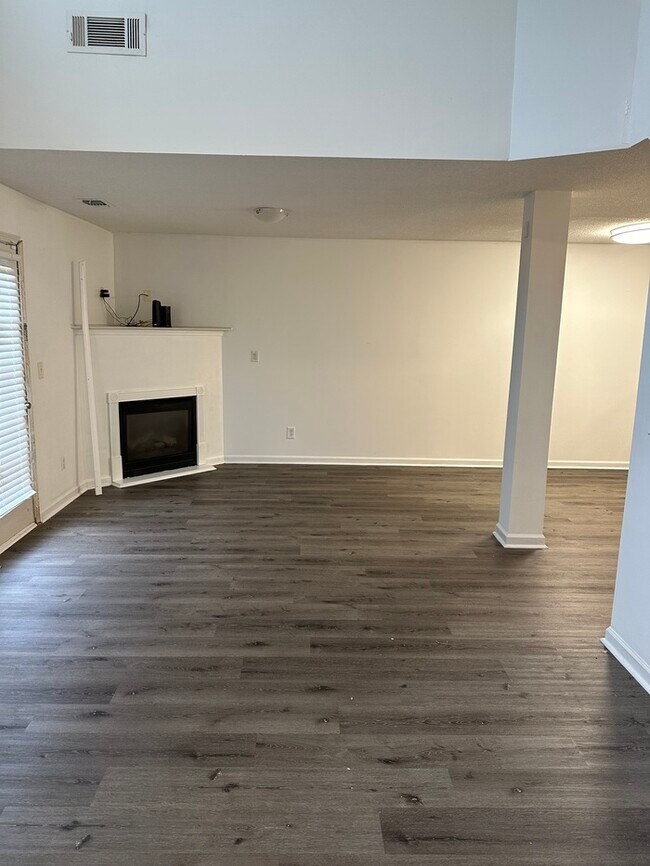 Building Photo - 105 Crestfield Cir