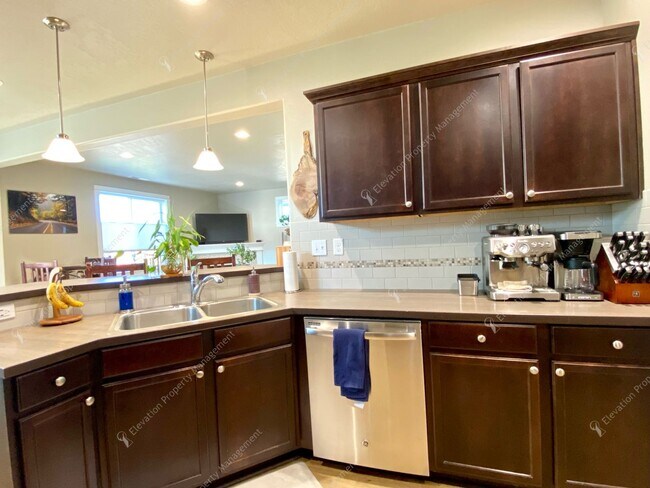 Building Photo - * Coming Soon * Beautiful Unfurnished 3-Be...