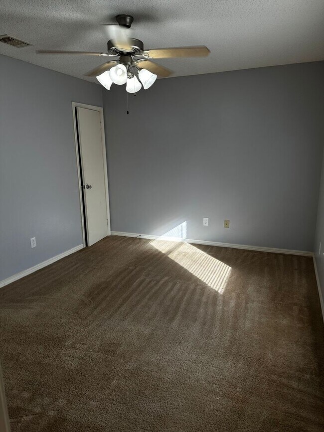 Building Photo - Country Living