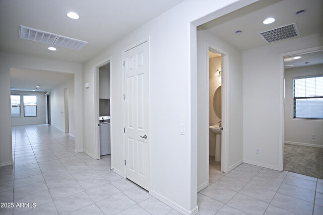 Building Photo - 976 W Finch Dr