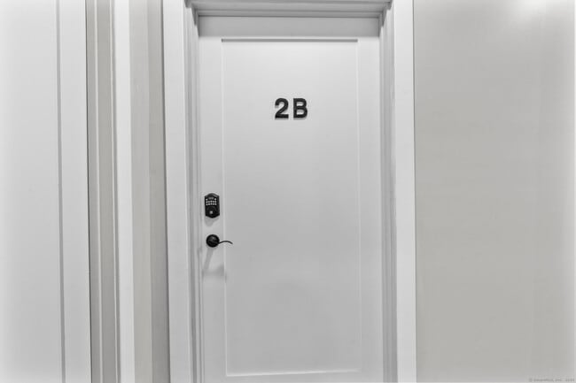 Building Photo - 111 Bank St