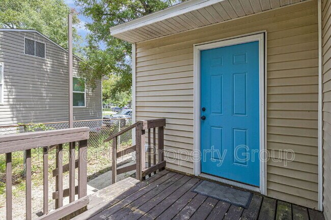 Building Photo - 305 Chaseville St