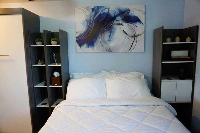 Building Photo - Furnished 2 bedroom Condo with view of Lake Union