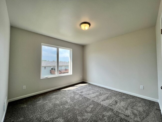 Building Photo - 4 Bed | 2 Bath | 2 Stall Garage | Single Family Home