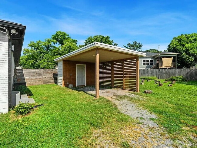 Building Photo - 2 Bedroom, 1 Bathroom Duplex Near Woodbine...