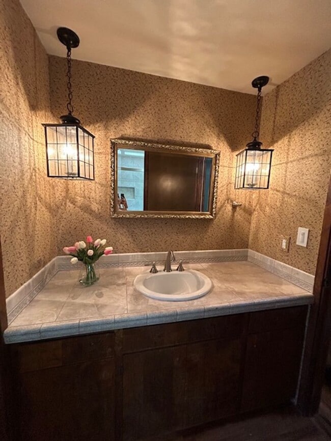 Building Photo - Charming 3bed/2.5Bath  Bennett Valley Home...