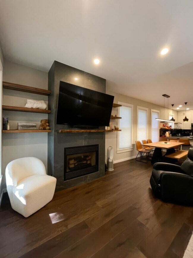 Building Photo - Furnished! In town! Walk to everything! Recently updated!