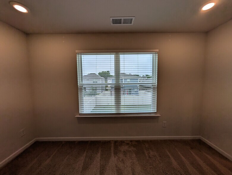 Building Photo - Room in House on Eastcott Ave