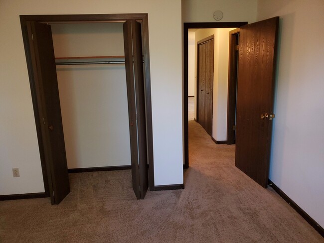 Building Photo - Smithton Condo near Broadway/Hwy 63, new paint and carpet, w/d included, top level