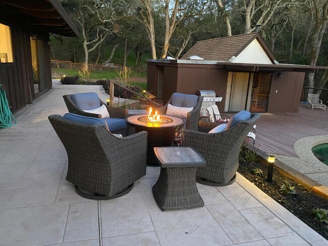 Building Photo - 121 Degas Rd