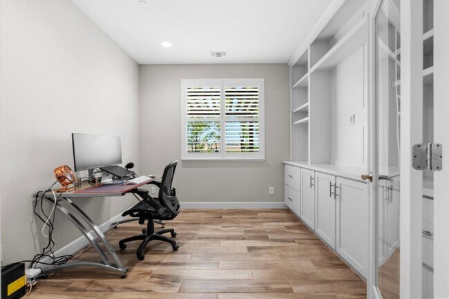Building Photo - 377 Silver Ridge Dr