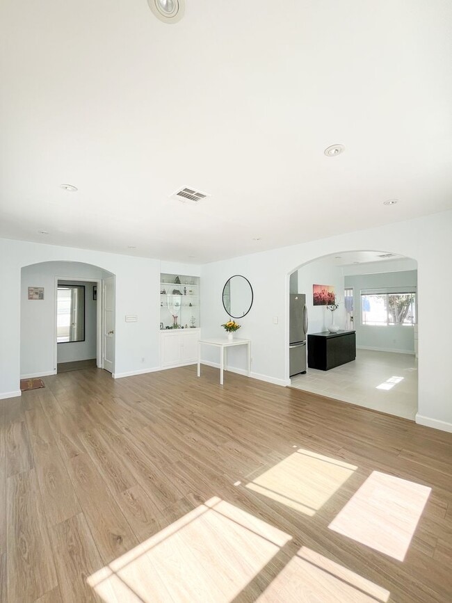 Building Photo - Charming Stand-Alone Home