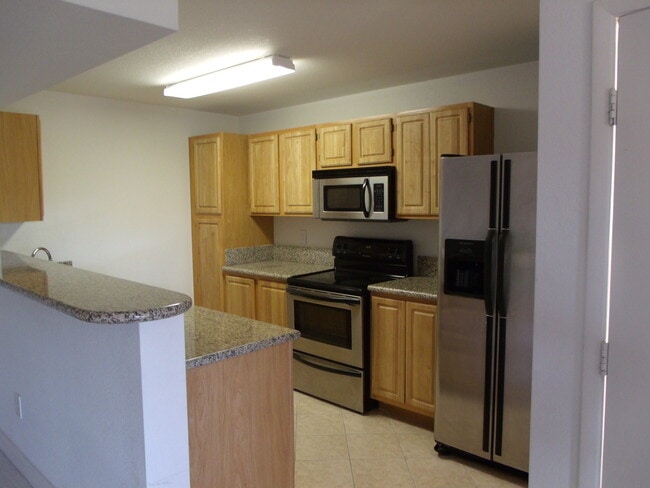 Building Photo - Upper Condo overlooking pool area