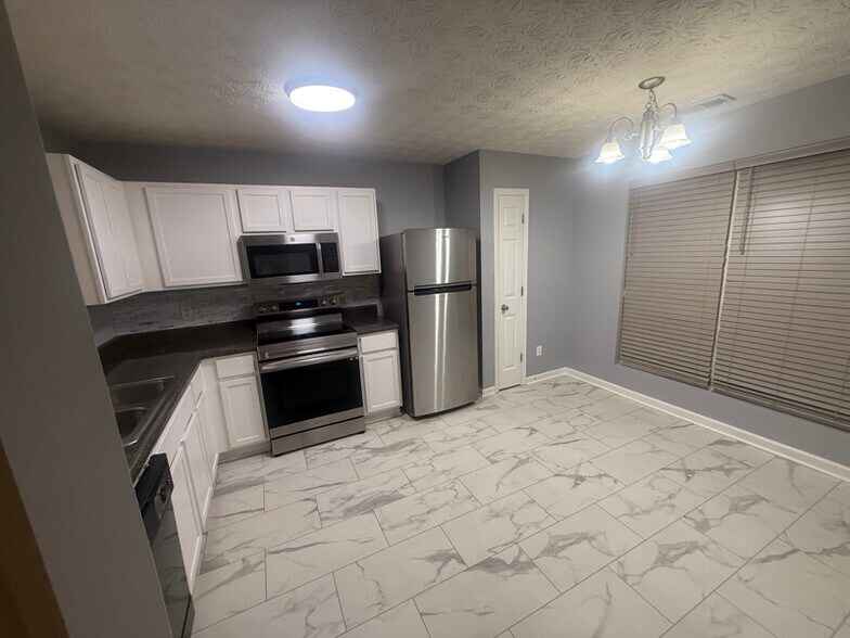 Building Photo - 2418 Piering Dr