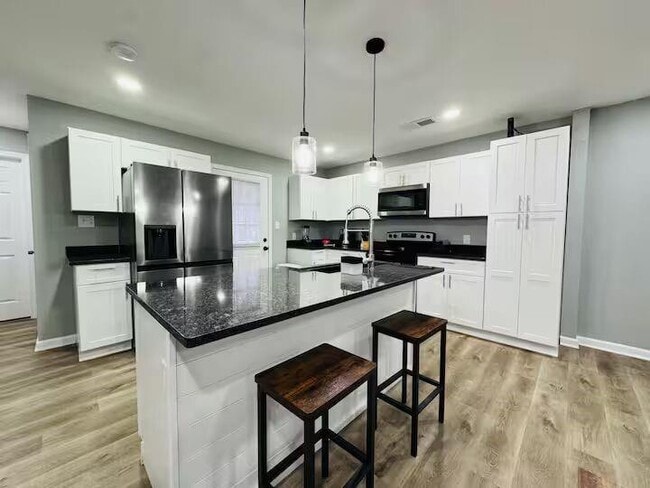 Building Photo - 500 Denham St