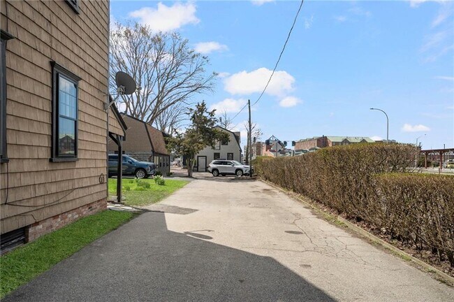 Building Photo - 14 Elm St