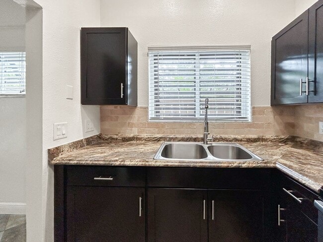 Building Photo - Updated and Move-in Ready Home in Largo! 1bed|1bath