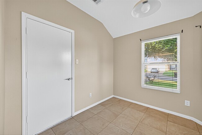 Building Photo - 3343 Apple Dale Dr